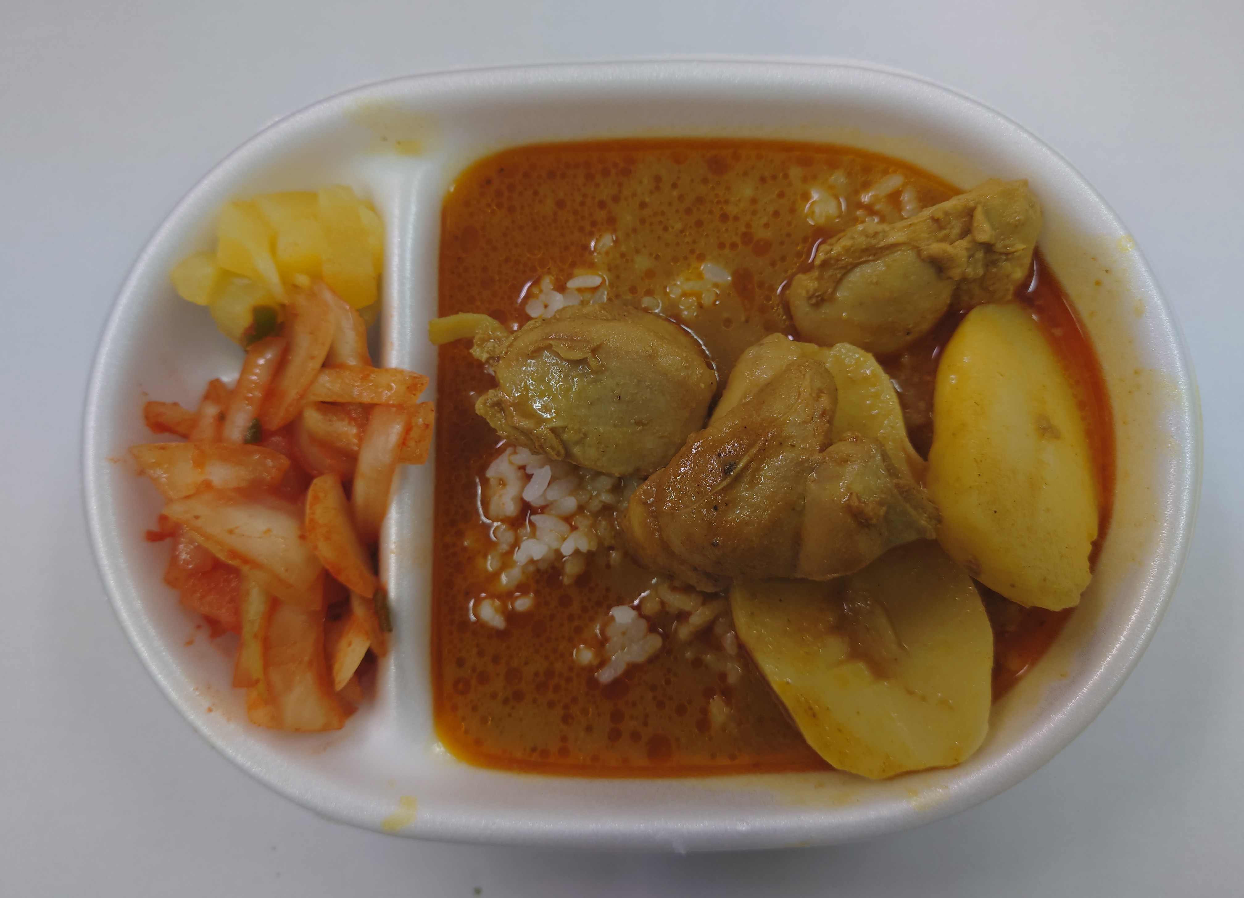 チキンカレー店内とテイクアウト用